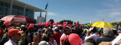 Milhares vão ao Planalto prestar solidariedade à Dilma