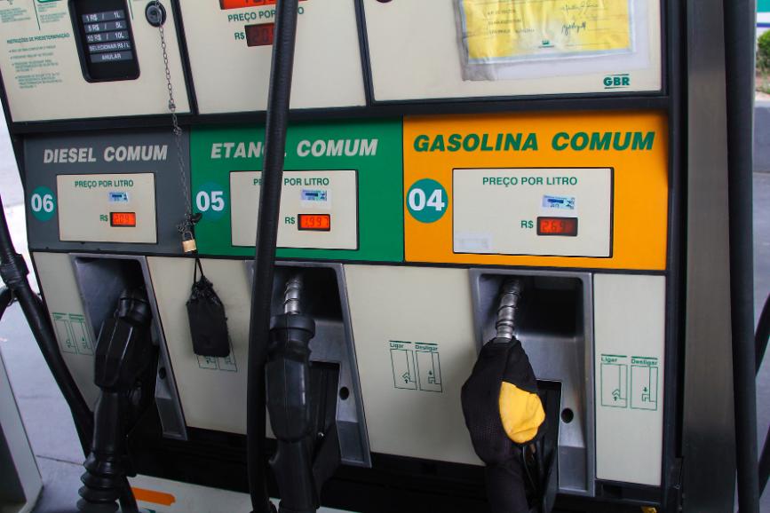 Gasolina baixa novamente e valor chega a R$ 3,37